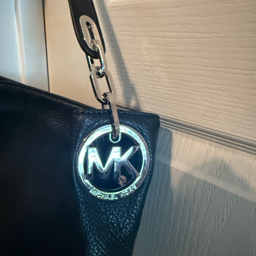 Michael Kors Classic Black Shoulder Bag - Picture 4 of 11